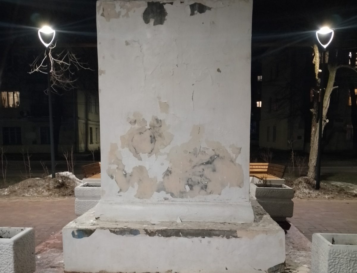    Памятник находится в сквере около дома №14 на улице Кировской