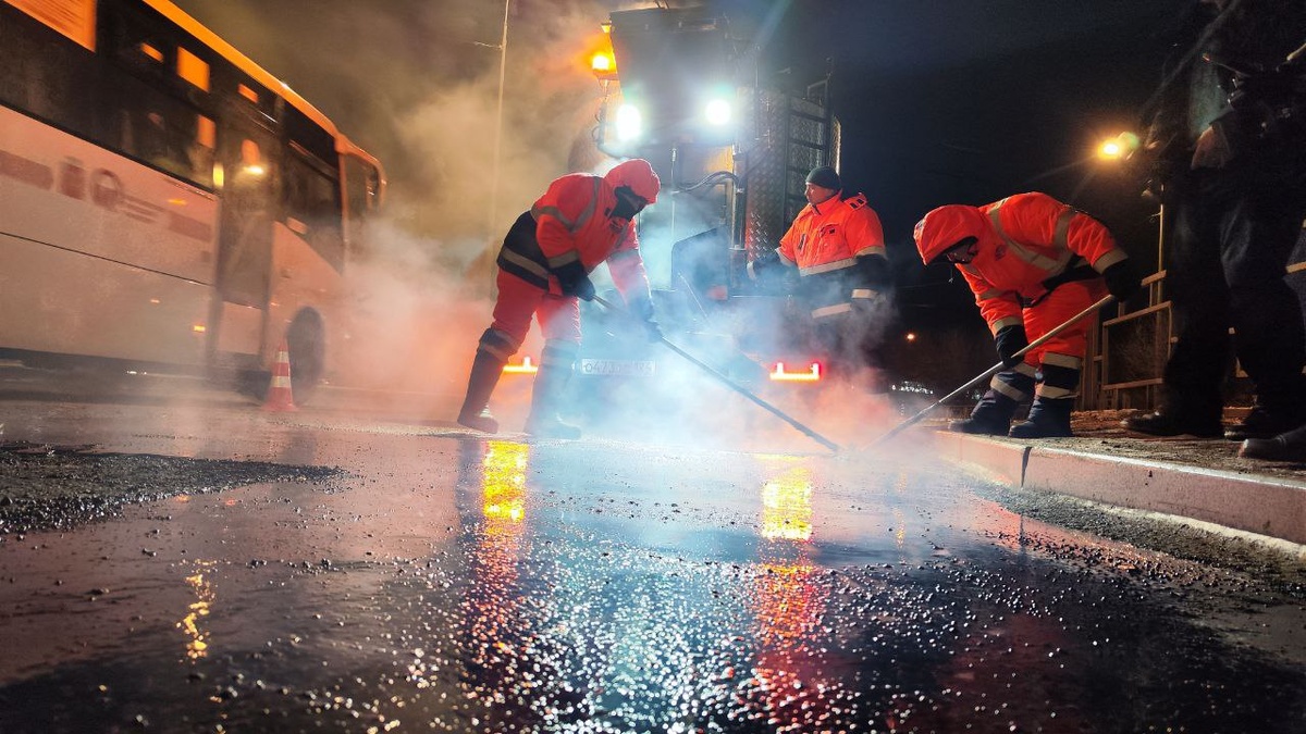     Дороги в Красноярске ремонтирует новый термос-бункер