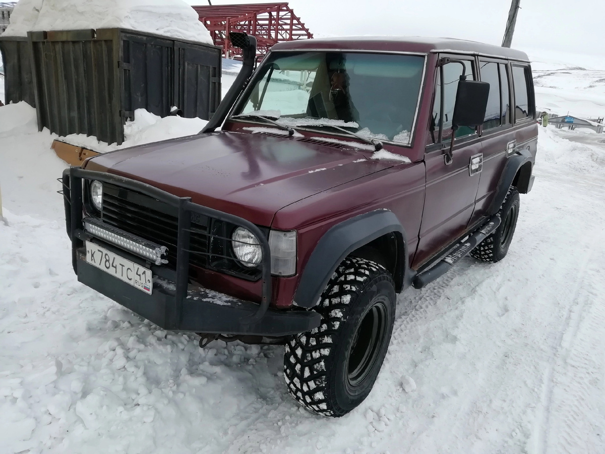 .Передний мост разрезной, те привод колес осуществляется через привода, конструкция так же надёжна если относится к ней с умом в эксплуатации, задний мост, ну он есть как то так. Полный привод, это система Парт- тайм, и не нужно себя обманывать на эти автомобили ни когда не ставился Супер-селект, хотя инсталировать его в этот автомобиль возможно.
Двигатель, тут так же два варианта либо бензин, либо дизель и оба этих варианта всё так же с того же паджеро1. Проверенные временем движки, про бензин много не скажу так как мой вариант это дизель, маркировка D4BF от корейцев, но по факту это точная копия японского 4D56, много разных модификаций этих двигателей,хотя на самом деле не много ,но суть,вся такова что корейцы точно скопировали этот двигатель особо ни чего не меняя, изменив лишь маркировку. Сам двигатель ОЧЕНЬ простой как барабан и такой же надежный если его обслуживать и не забивать болт.Топливная аппаратура так же в двух исполнениях либо механический насос, либо электрический и тот и другой надежны и не требовательны к дизельному топливу. Форсунки обычные механические, так же очень надежные и не дорогие в отличие от тех же насос форсунок. Существуют так же несколько версий машин, с турбиной и интеркуллером и как в моём варианте только с турбиной. Не знаю что сказать про турбины, машине уже 18 лет турбина ещё родная, в общем то , как то так,домысливайте сами.Что касается запуска двигателя зимой, при исправном двигателе( те наличие компрессии в цилиндрах ) заводится с первого раза и с полоборота до -30 без проблем, при температуре ниже не экспериментировал жалко автомобиль , так как установлен предпусковой подогреватель. Конечно же мощности этого двигателя для машины весом 2 тонны мало, но это всё же не скоростной болид. Скажем так турбовой версии хватает для быстрого разгона с перекрёстка, далее всё уже печальнее,стандартные передаточные числа в механической коробке и мостах дают нам 90 км/ч при 3000 Об/мин.
Крутить данный ДВС длительно более 3000 Об/мин. 