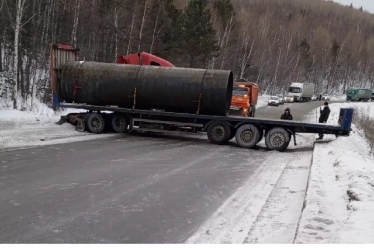    Большегруз перекрыл федеральную трассу из-за ДТП в Бурятии