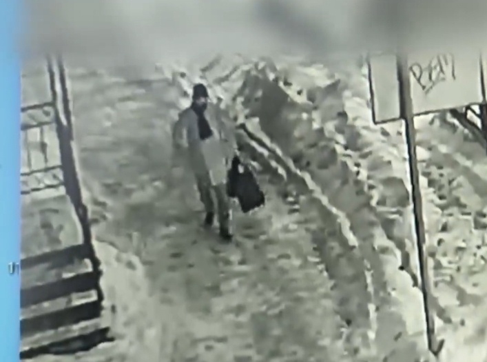 Скриншот видеокамеры - курьер с деньгами. 