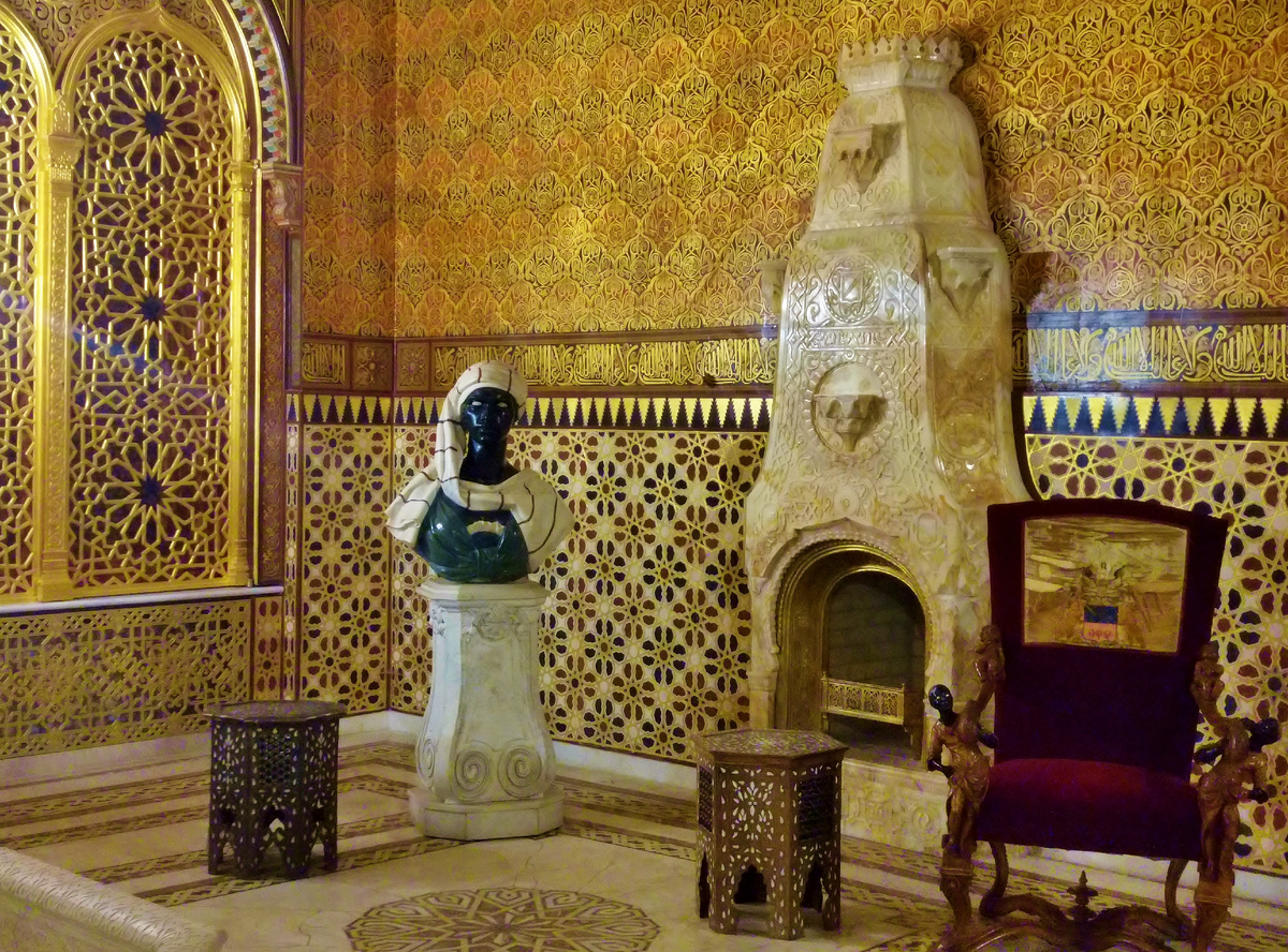 Камин из оникса и скульптура "Мавританка". Фото автора.