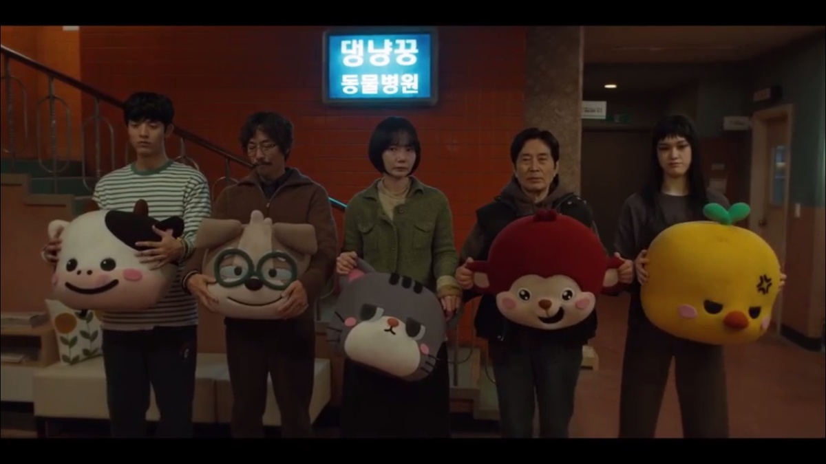 Мило выглядят, да? Правда это фото для полиции - с уликами. Вот, собственно, тон фильма и задан...