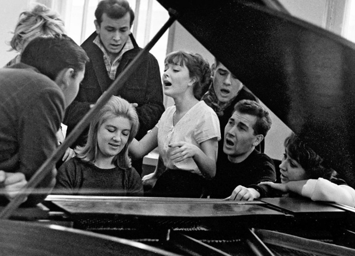 Настя Вертинская с однокурсниками, 1964 год