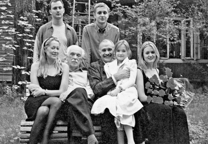 Семья Михалковых возле старого дома на Николиной Горе, 90-е годы.
