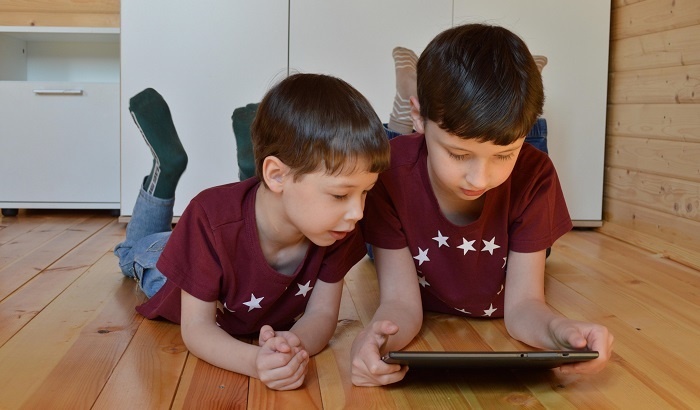    Длительное время перед экраном снижает речевые навыки у детей