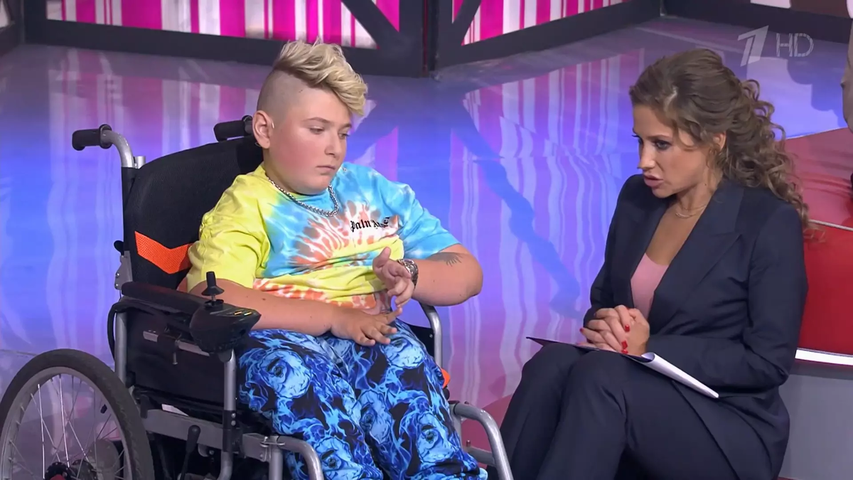 Фото: «Мужское / Женское» (16+). Тимур разговаривает с ведущей
