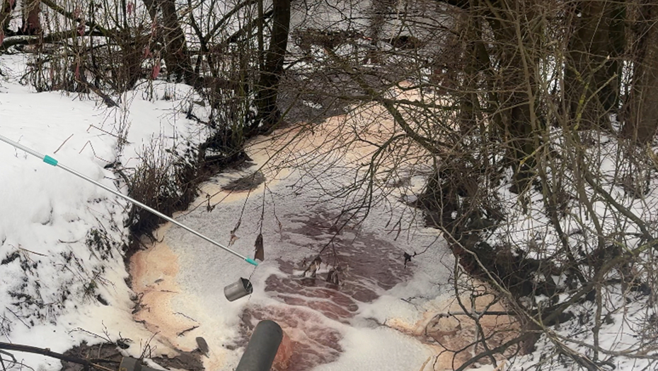    Сброс токсичных сточных сбросов в реку Нейма. Февраль 2025 Автор фото: rpn.gov.ru