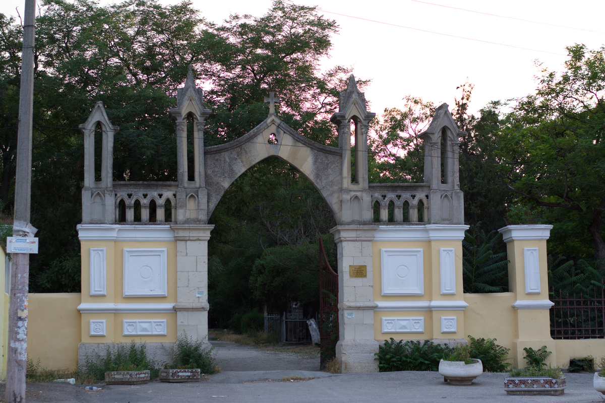 Ворота (вход) на кладбище. Фото Сергея Малышева.
