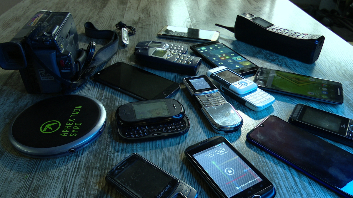 В коллекции тюменца Данилы Фатина 20 мобильных телефонов