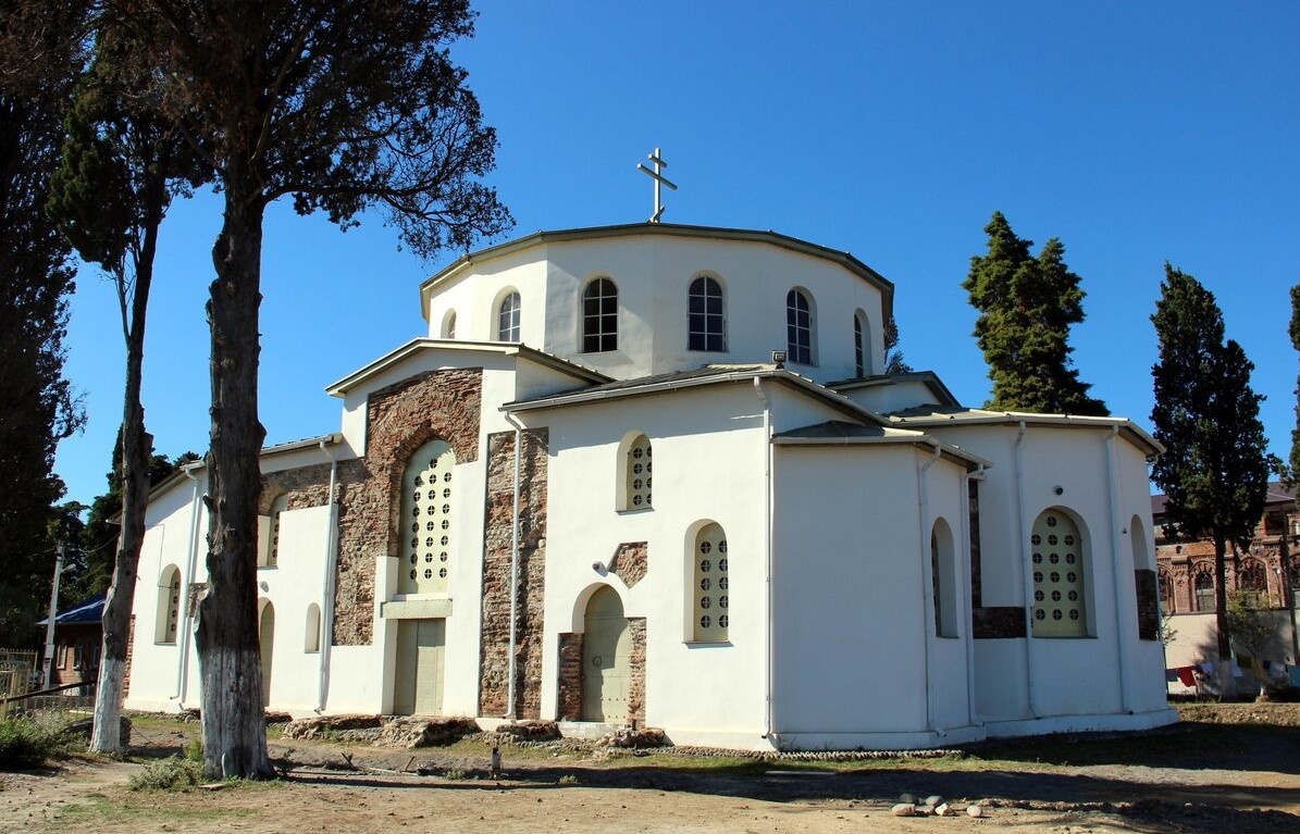 Драндский Успенский собор — храм ориентировочно VI века в абхазском селе Дранда. Самый древний купольный храм Абхазии