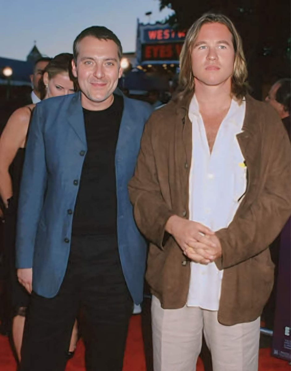 Том Сайзмор и Вэл Килмер на премьере фильма «Схватка» (1995)