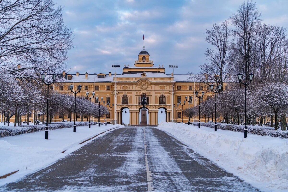 Константиновский дворец.