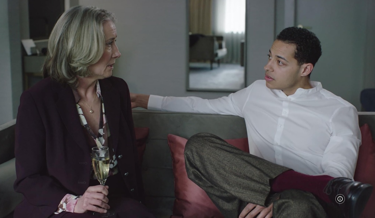 Кадр из фильма "Любовь по вызову", 2022. Источник: imdb.com