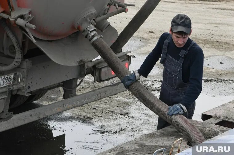 Администрация Ярковского района сорвала сроки переноса коллектора. Фото: Владимир Жабриков © URA.RU