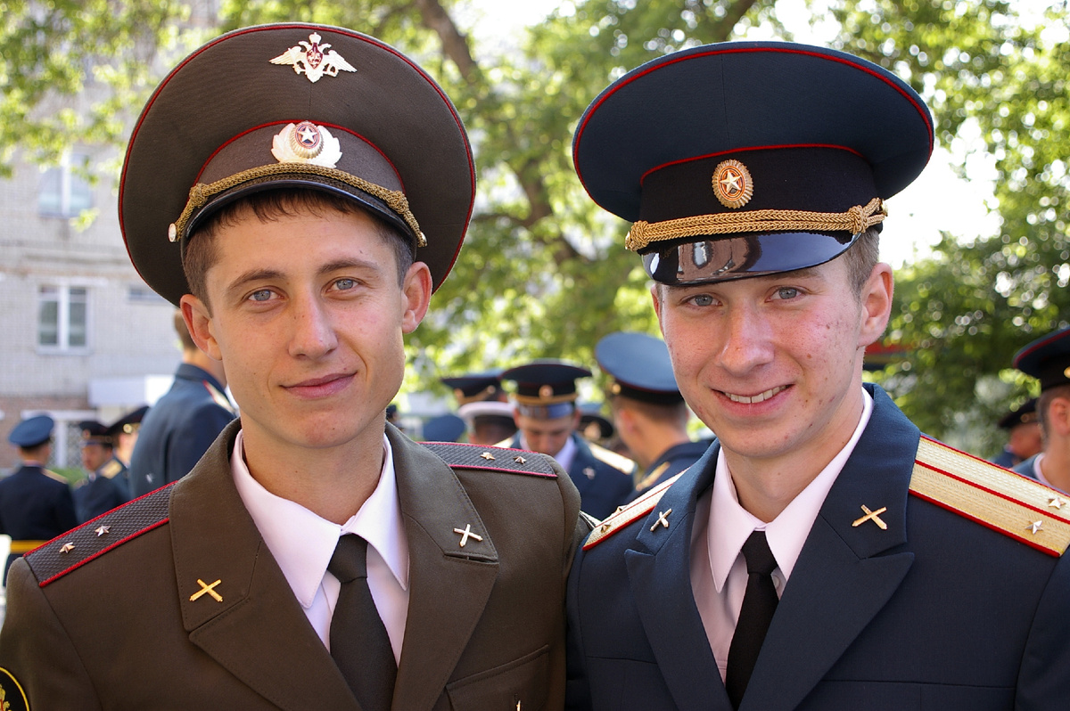 Старшина курсантской роты, прапорщик и его бывший подчиненный лейтенант.