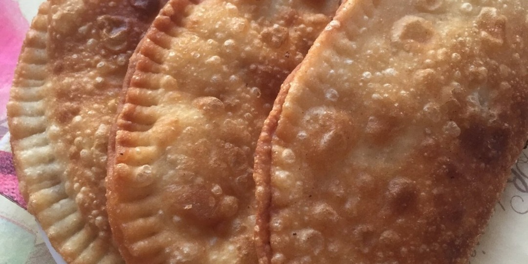 Взболтайте это с яйцом: так чебуреки набухнут, а начинка не выпадет - выпечка на февраль