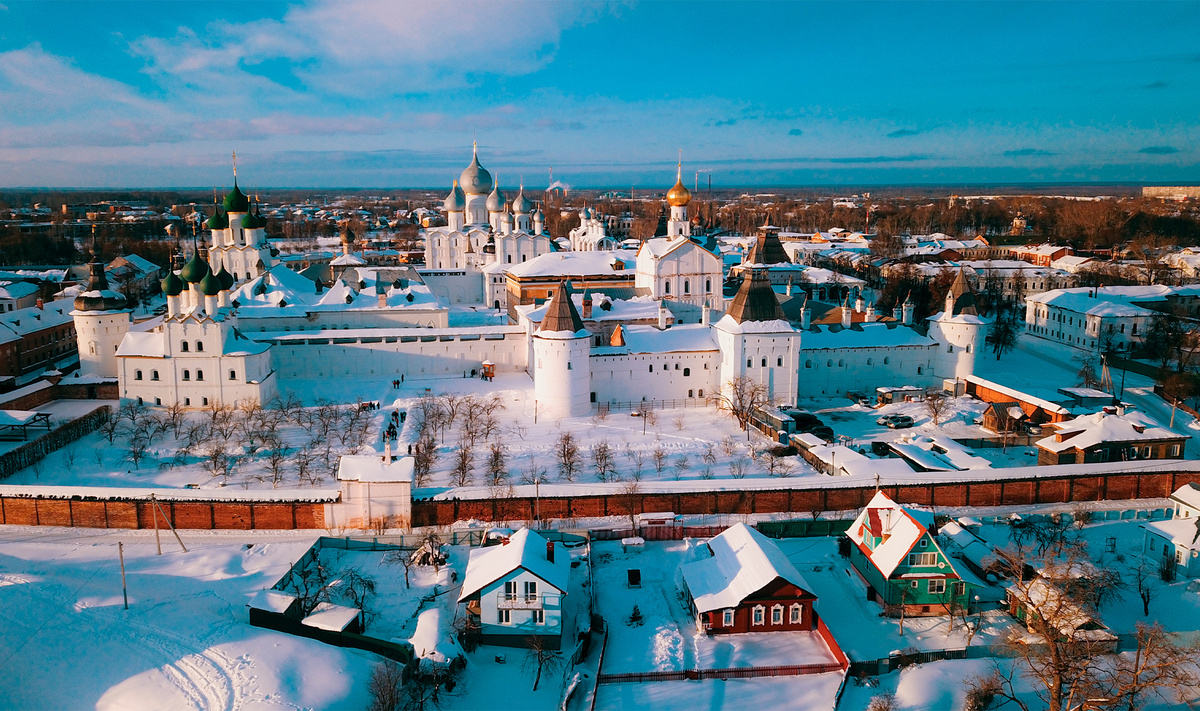 Начинать прогулку нужно, конечно, с Ростовского кремля.Фото: Dave Primov / Shutterstock.com