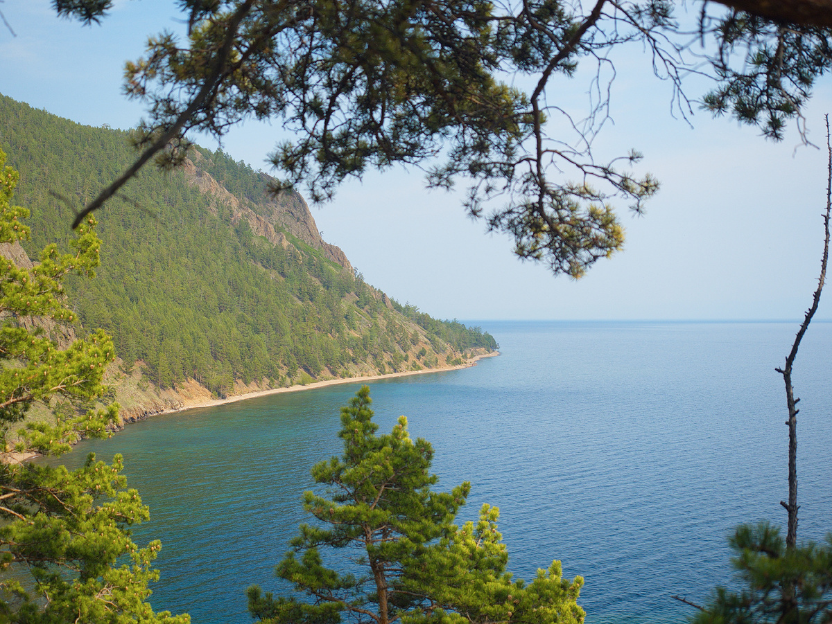 Берег Байкала в 40 минутах ходьбы на восток от поселка Большие Коты