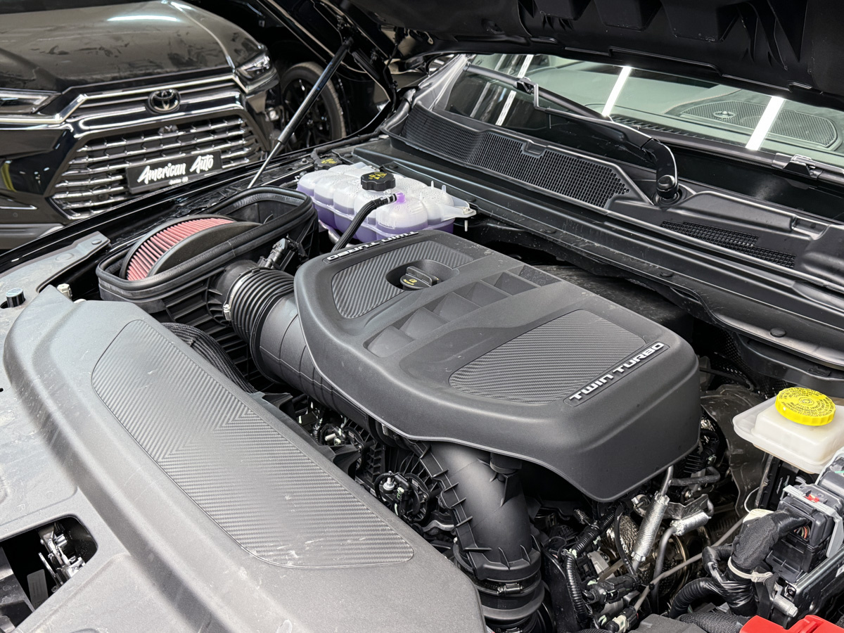 Слева находится быстросьёмный фильтр холодного впуска.