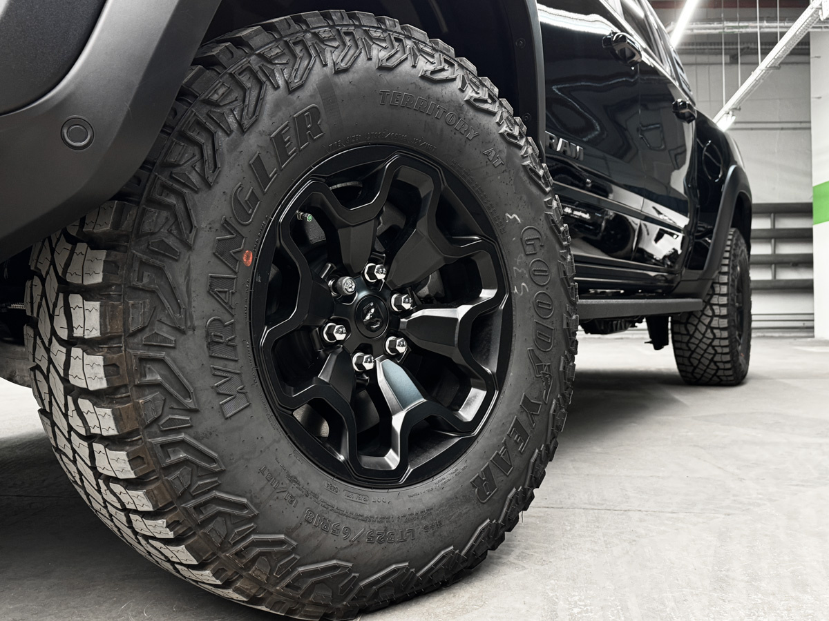 Колёсные диски 18" чёрного матового цвета на внедорожных шинах Wrangler A/T