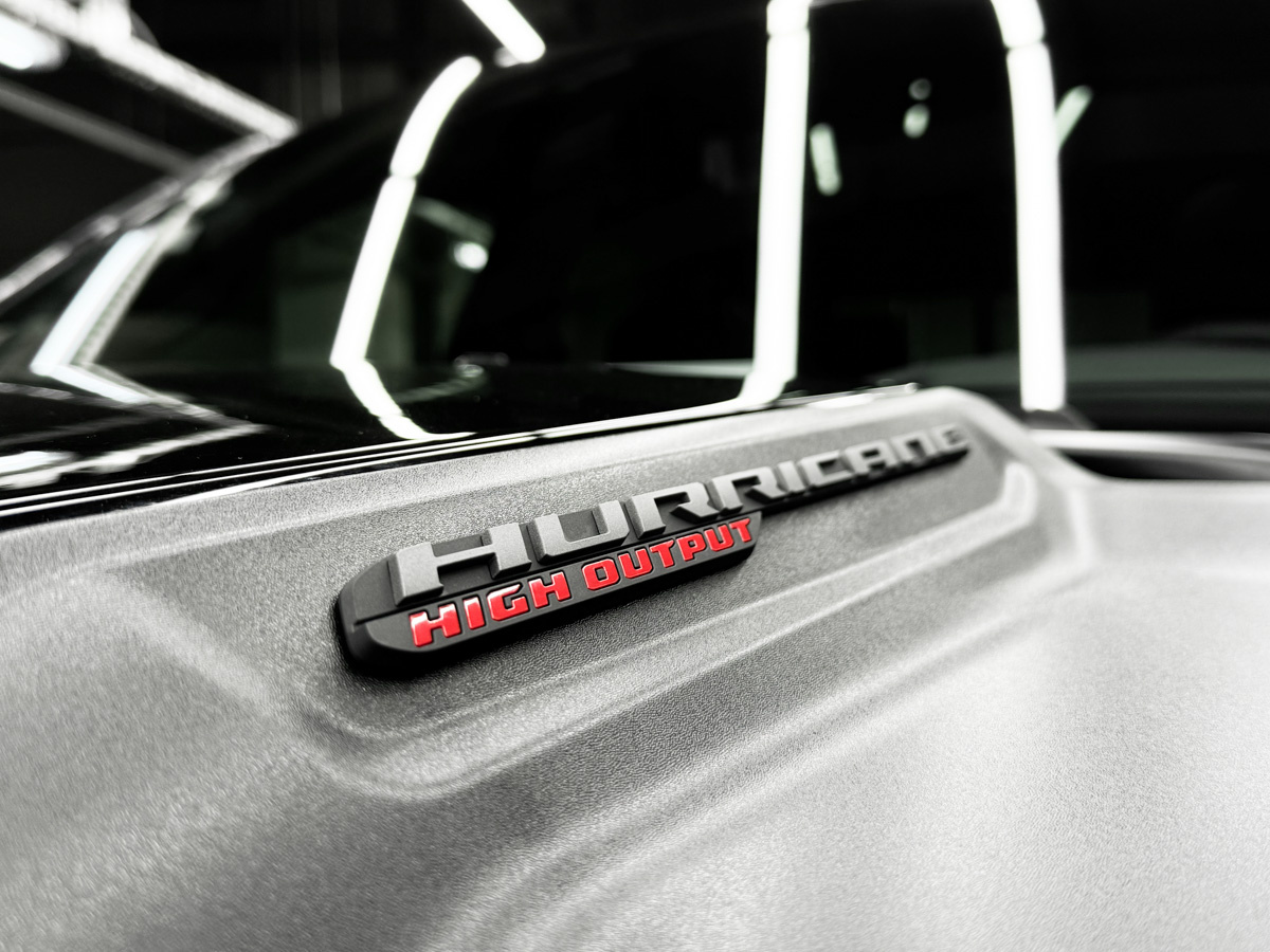 На капоте эмблема нового семейста двигателей Hurricane. High Output означает повышенную мощность.