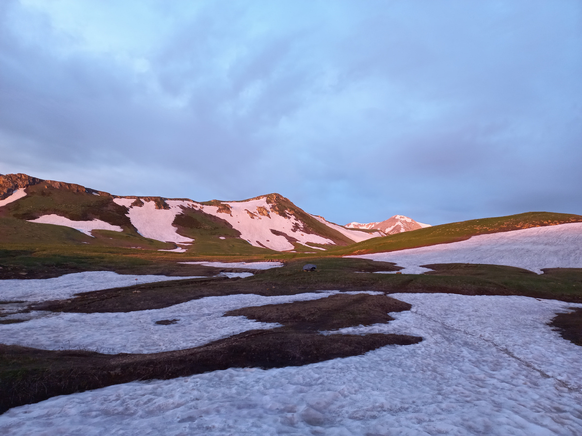 Вид на Оштен в лучах утреннего солнца (фото автора)