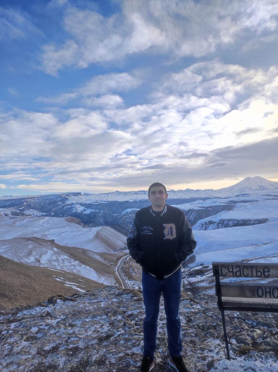 Рядом лавка с надписью счастье оно не за горами