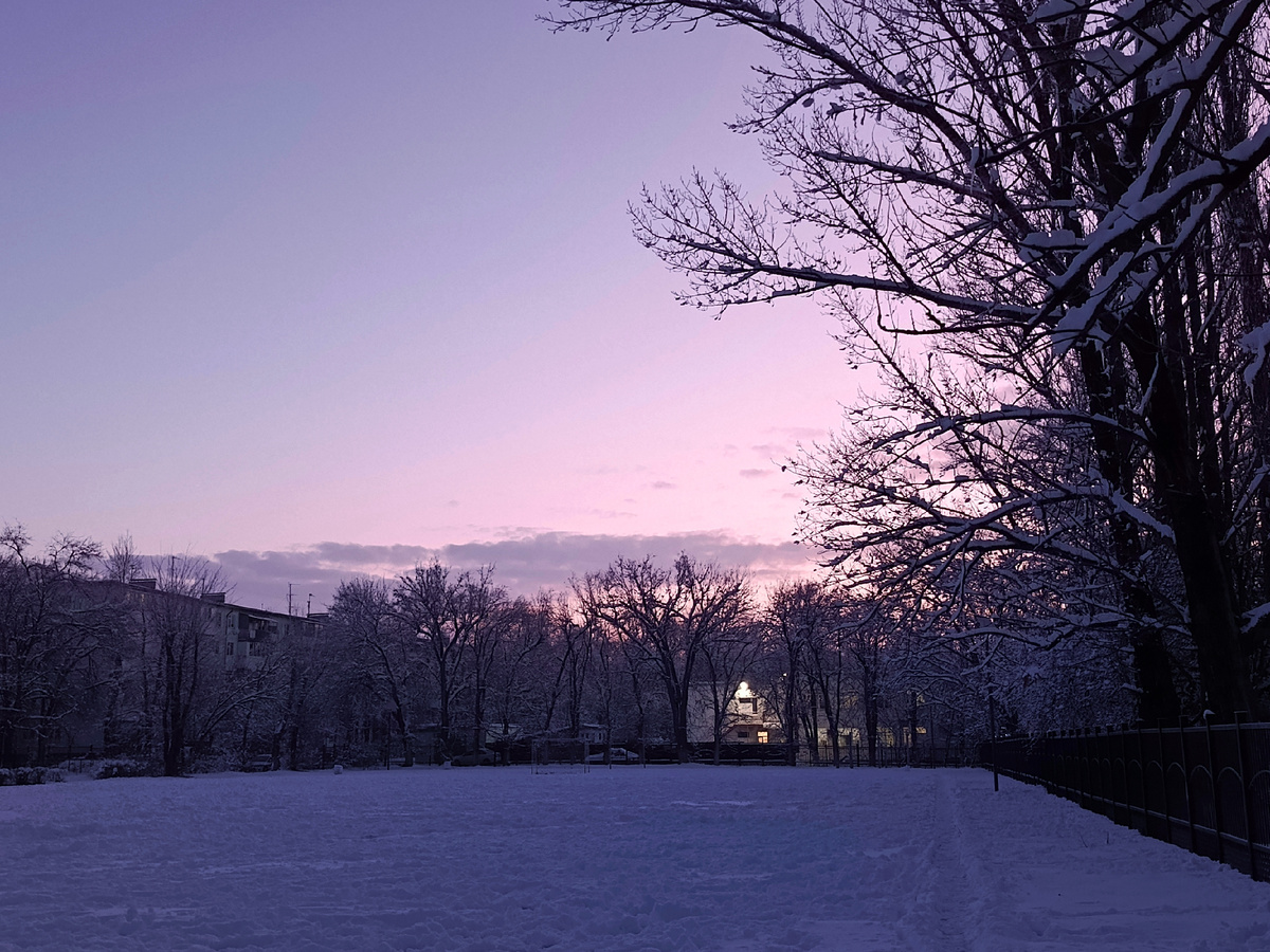 Справа, если присмотреться, видна узкая тропинка, по которой можно бегать