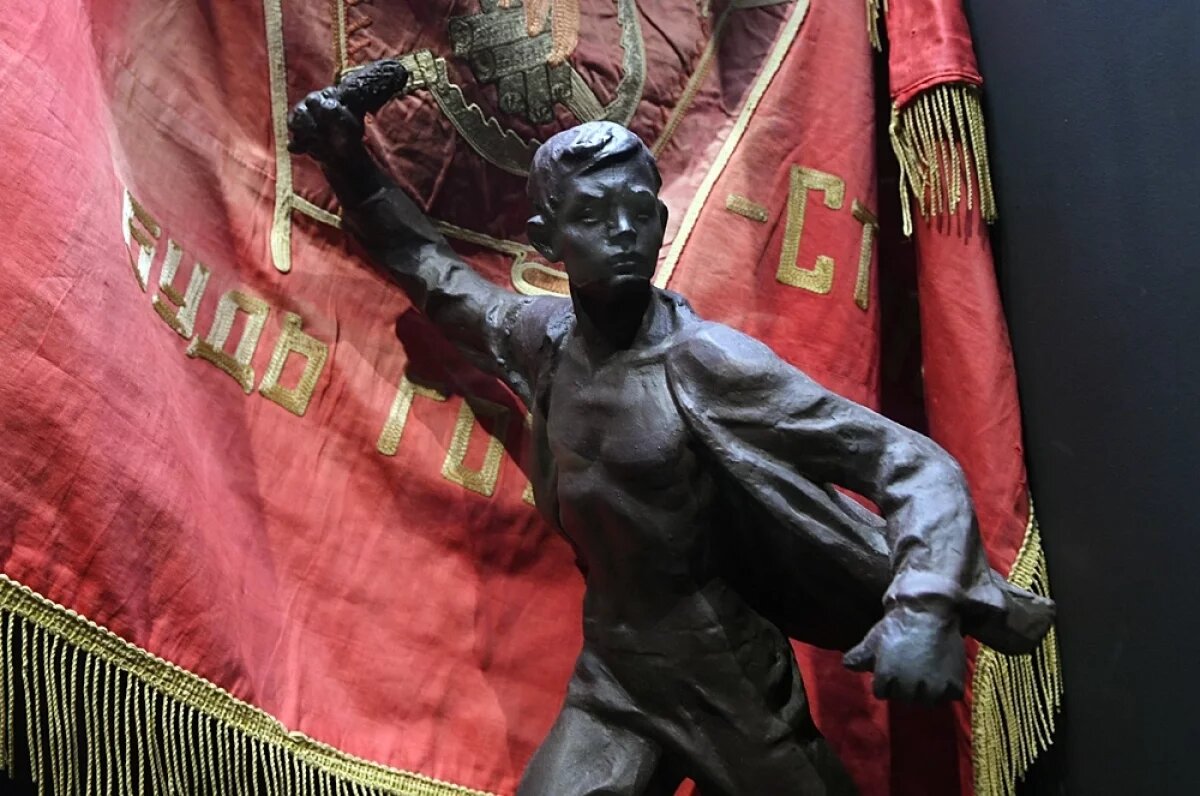    Фигура «Герой-пионер Валя Котик».