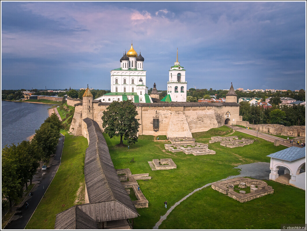 Троицкий собор и Довмонтов город под ним © Виктор Башкир