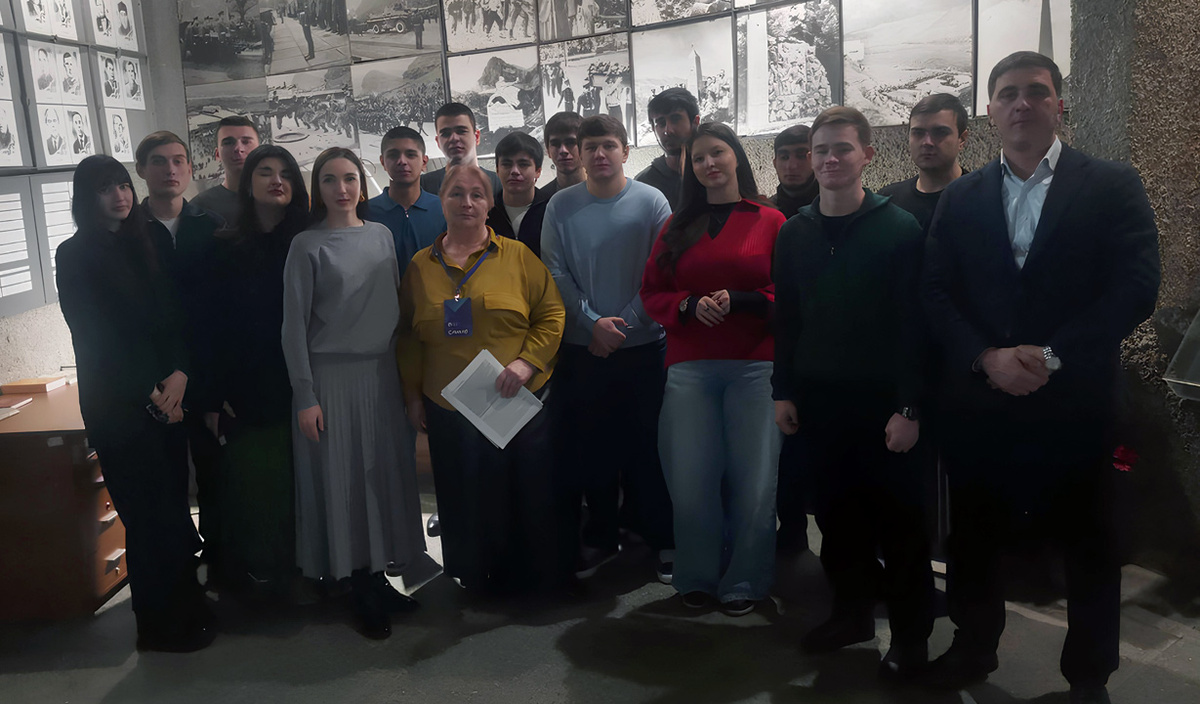 Наталья Кущетерова (в центре) со студентами колледжа СКГА. Фото автора.