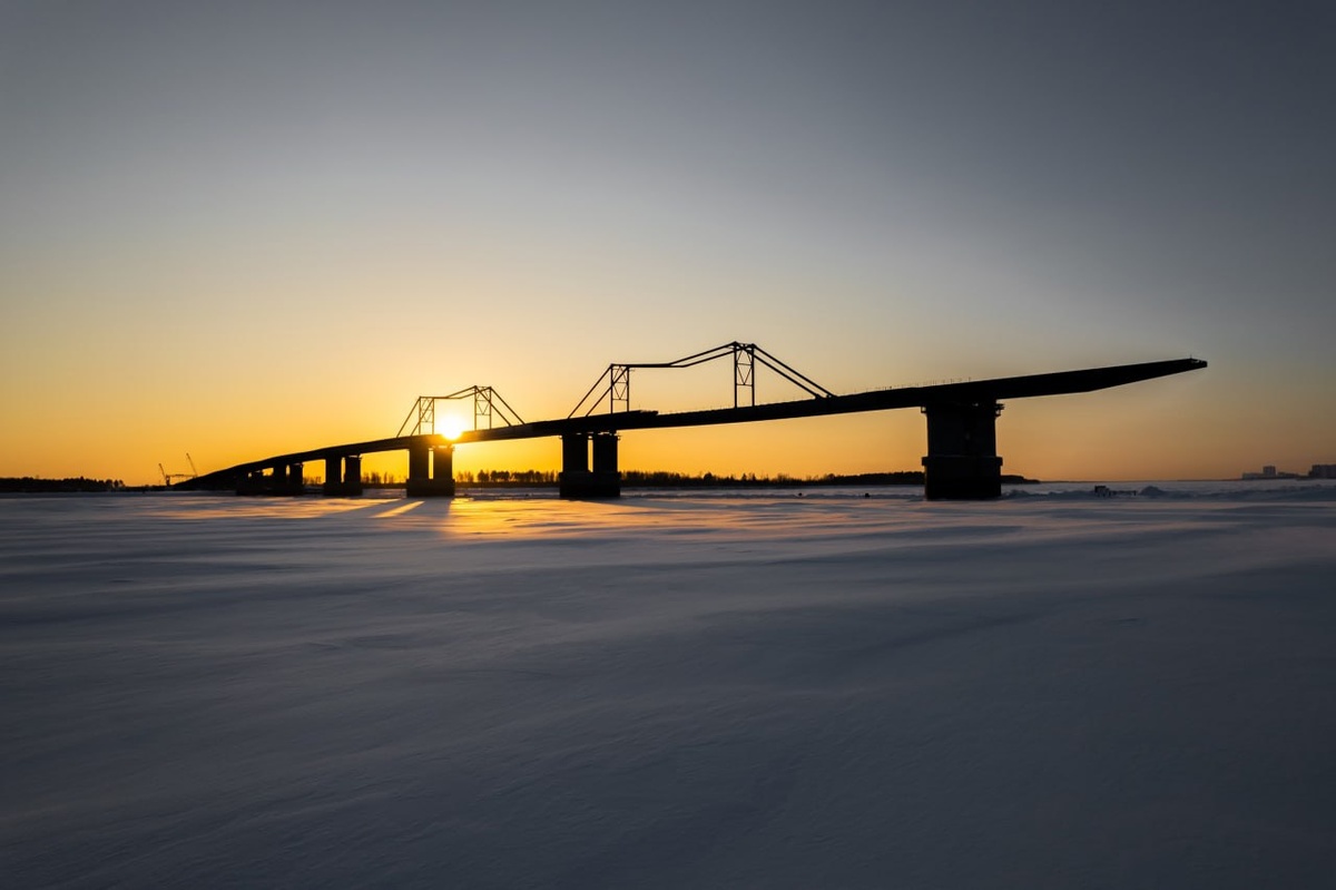    На второй мост через Обь в Сургуте надвинули больше километра пролетов