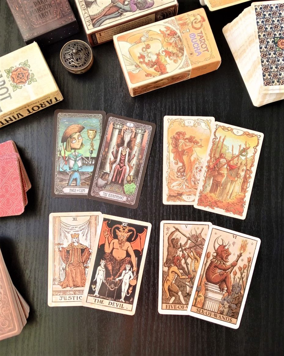 Ответ смотрим на колодах таро Темный особняк, таро А.Мухи, Винтажное таро и Таро триумфальной Луны