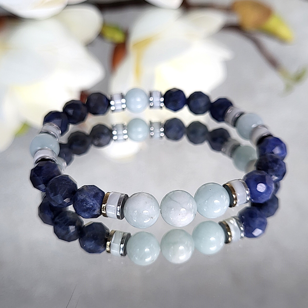 Браслет из аквамарина, содалита, перламутра