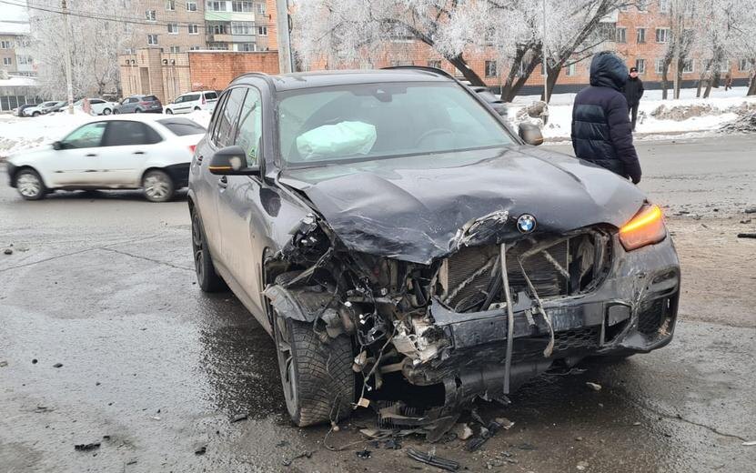    Пассажир «Фольксвагена» пострадал в столкновении с BMW в Ижевске