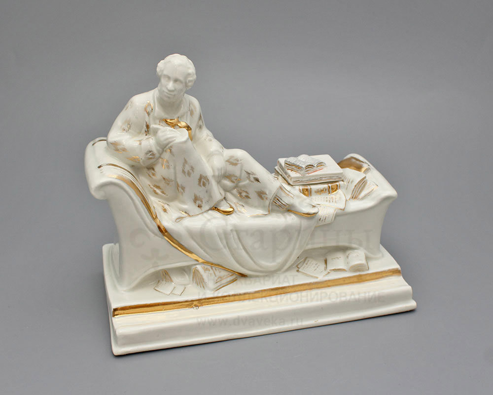 Чернильница «Пушкин за работой», автор Данько Н. Я., фарфор ЛФЗ, кон. 1930-х. Фото c нашего сайта dvaveka.ru