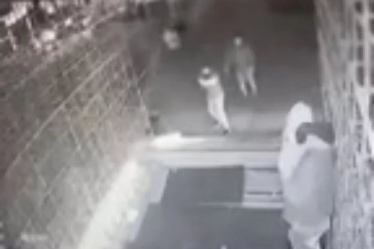    Появились кадры момента стрельбы в бойца MMA у ночного клуба в Краснодаре