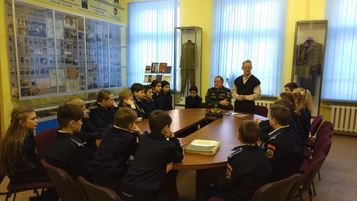 Прокадетский класс на экскурсии в школьном музее. 2019