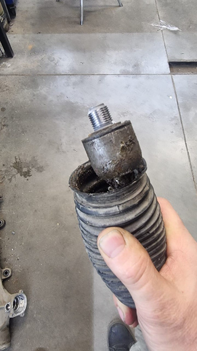 ✅ Установили новые пыльники и рулевые тяги