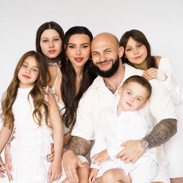    Джиган и Оксана Самойлова с детьми. Фото: социальные сети