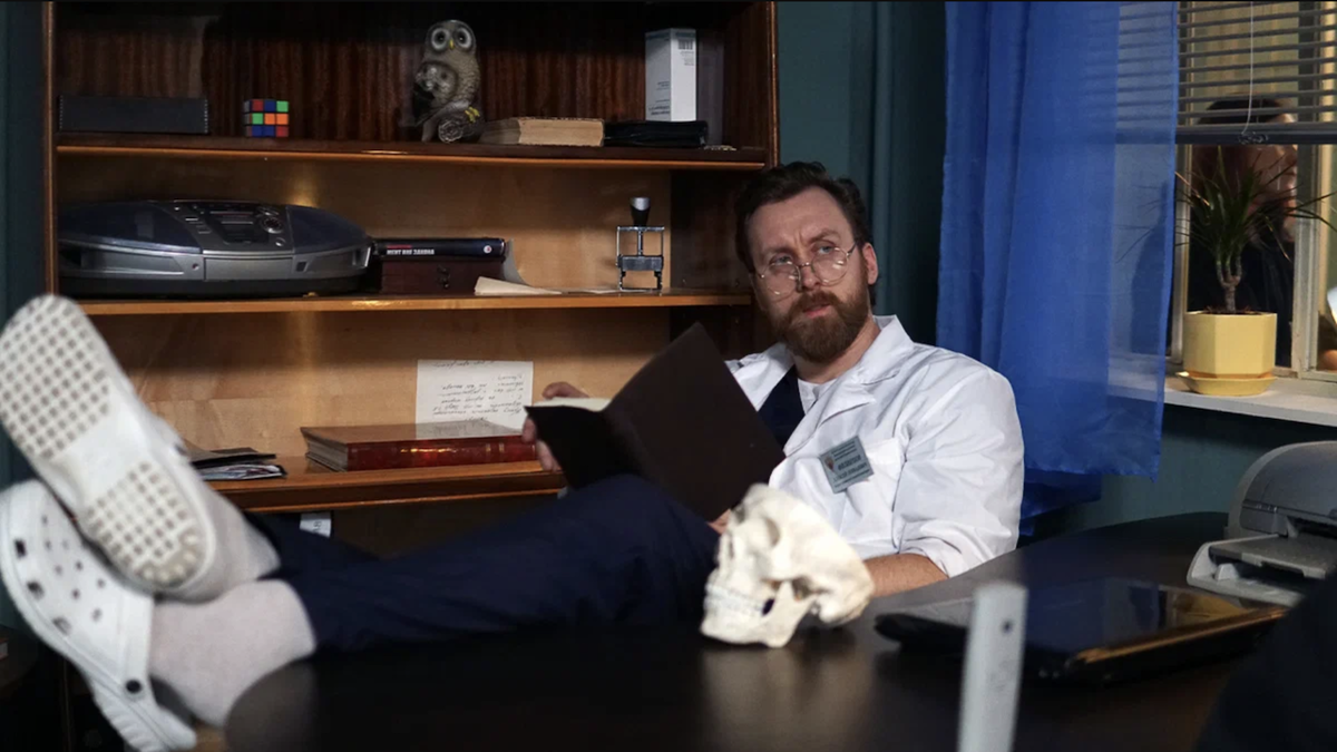 Данила Якушев в роли травматолога в сериале «Филин»