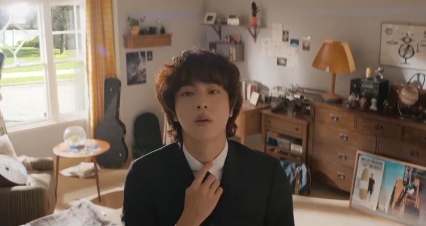 Кадр из клипа"The Astronaut"