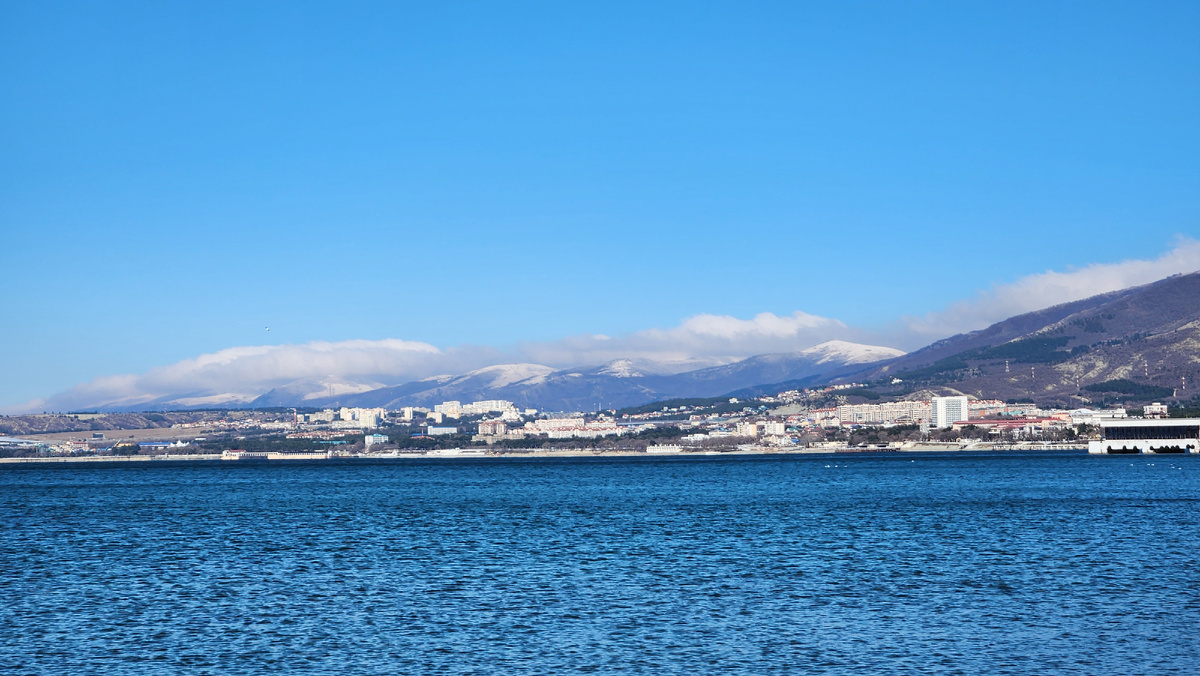 На горах ближе к Новороссийску лежит снег... Фото автора