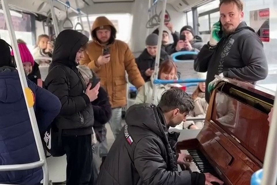   Концерт пианиста в ростовском автобусе длился около полутора часов. Фото из тг-канала Руслана Нуриева.