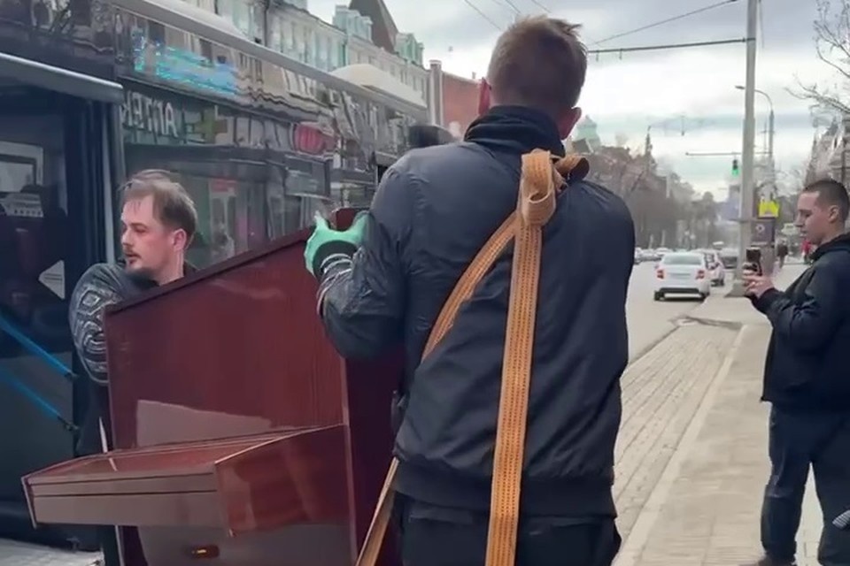    Играть на пианино в автобусе не просто, надо подстраиваться под его движение. Скриншот из видео в тг-канале Руслана Нуриева.