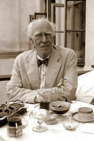 Константин Сергеевич Станиславский (настоящая фамилия – Алексеев; 1863-1938) – российский и советский театральный деятель, актер, режиссер, педагог, теоретик и реформатор театрального искусства, один из основателей МХТ. Изображение взято из открытых источников