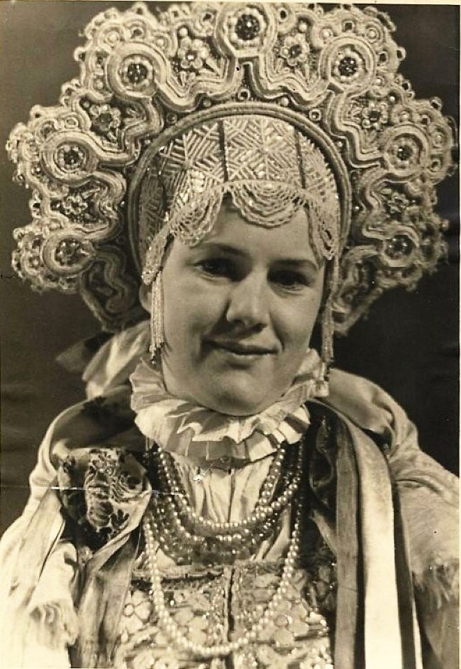 Валентина Попова – участница Северного русского народного хора в роли невесты в постановке «Северная свадьба». 1946 год.