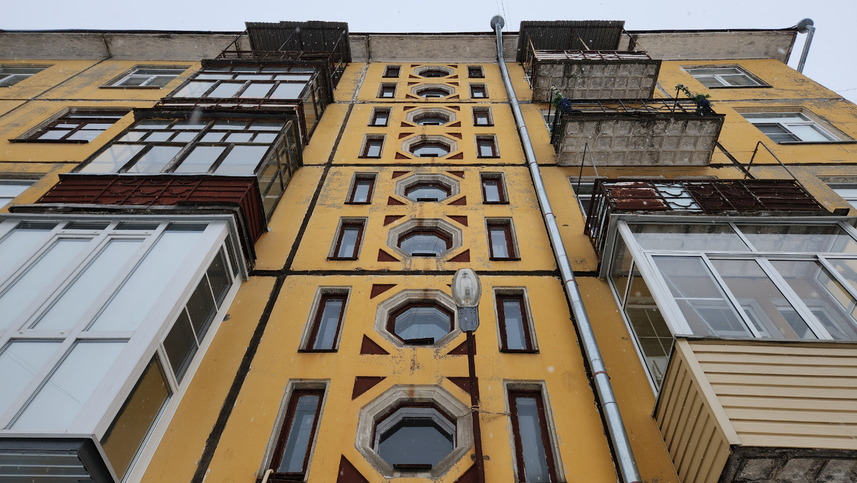 Окна лестничной клетки как главный акцент на фасаде. Фото автора