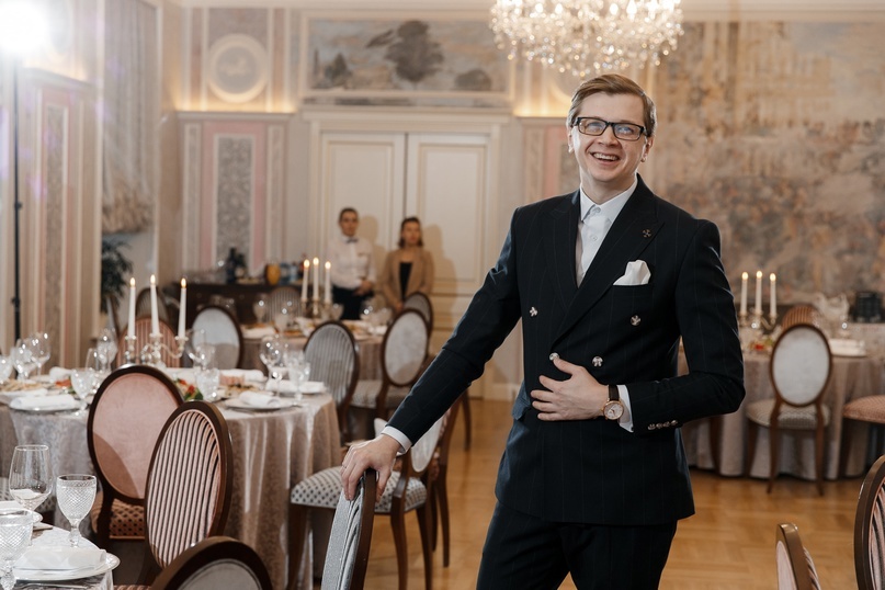 Ведущий в СПБ - Евгений Цветков